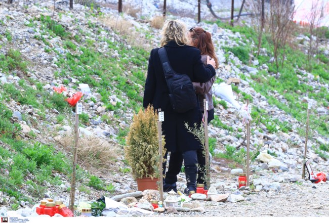 «Η καρδιά μου χθες ήταν μισή» - Συγγενείς των θυμάτων στον τόπο του δυστυχήματος